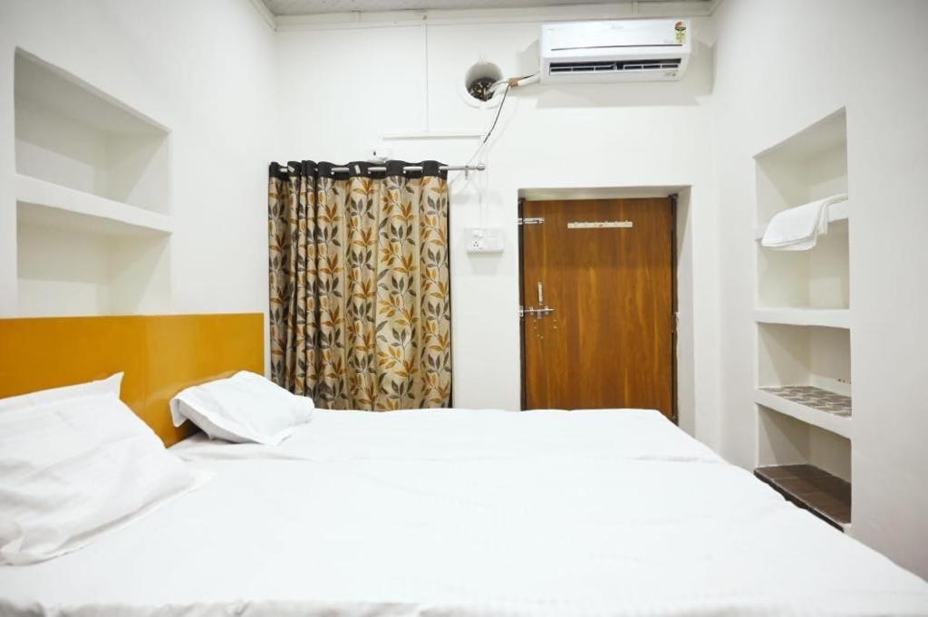 The Hotel Ambassador Inn バラナシ エクステリア 写真